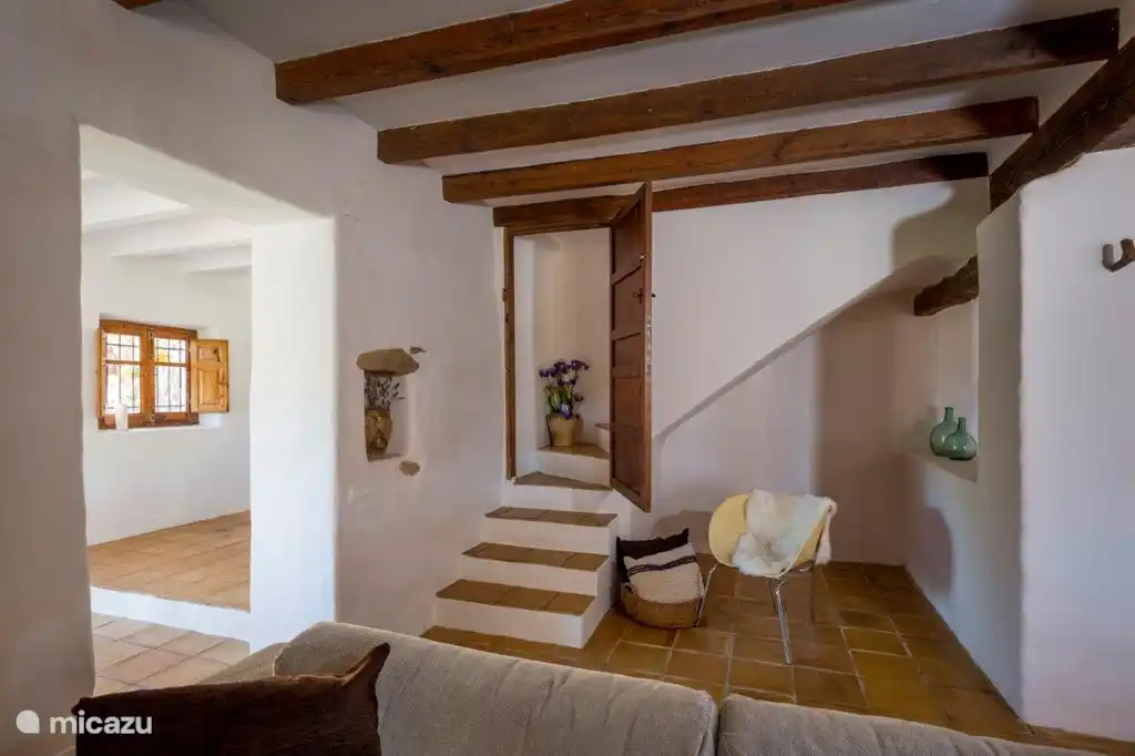 Blick vom Wohnzimmer zur Küche und die Treppe zum Boden