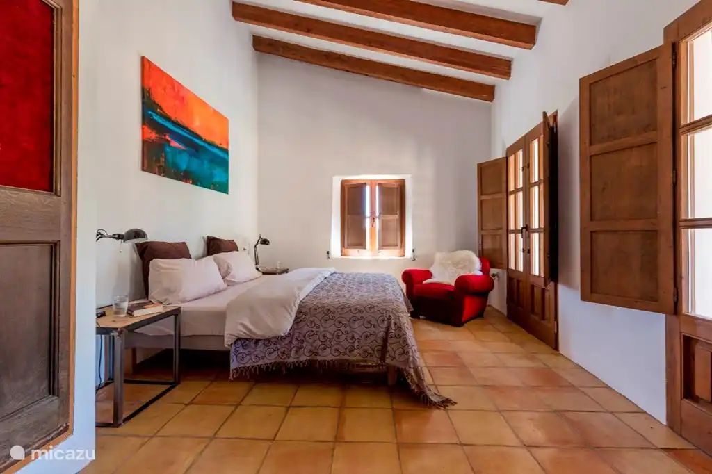 Hauptschlafzimmer von der Tür aus gesehen, gegenüberliegendes Fenster hat einen wirklich spektakulären Blick auf Garten und Berge