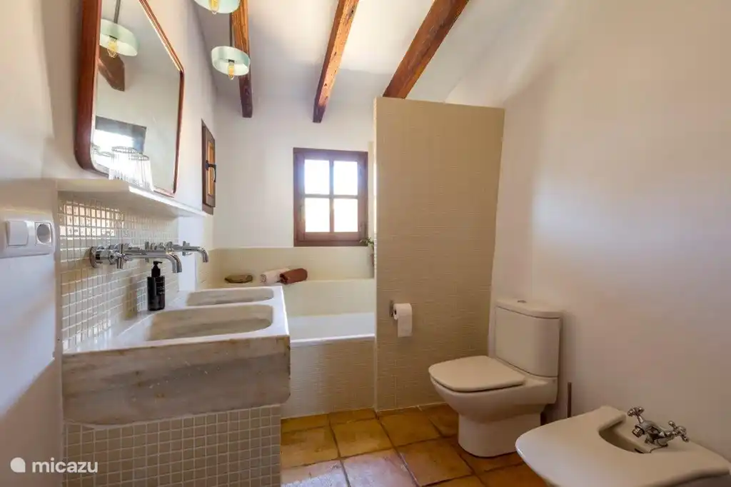 Badezimmer im ersten Stock mit Badewanne und Bidet