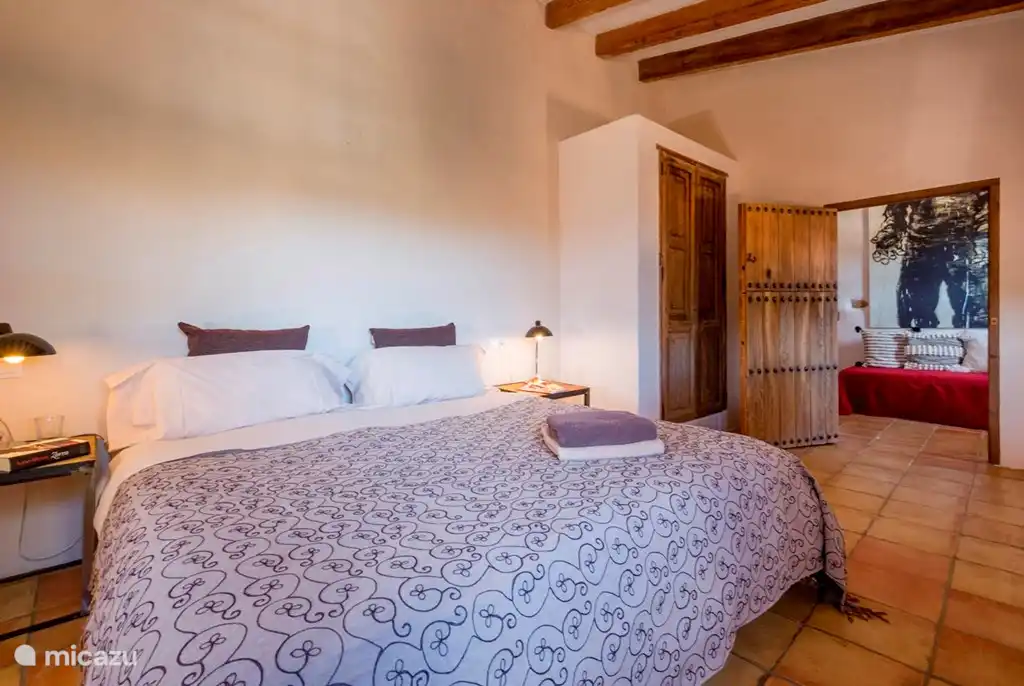 Schlafzimmer an der Vorderseite der Finca mit Blick auf die Anlegestelle. Beachten Sie die alten Türen und die schönen Terrakottaböden