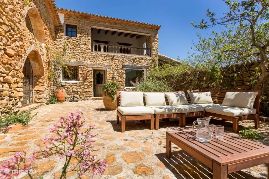 Zentrale Terrasse mit Blick auf die Rückseite des Hauses und rechts die Wohnung