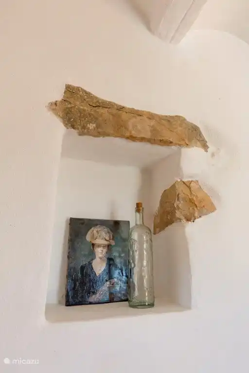 Detail einer Nische und eines Kunstwerks, das sich im Wohnzimmer der Wohnung befindet