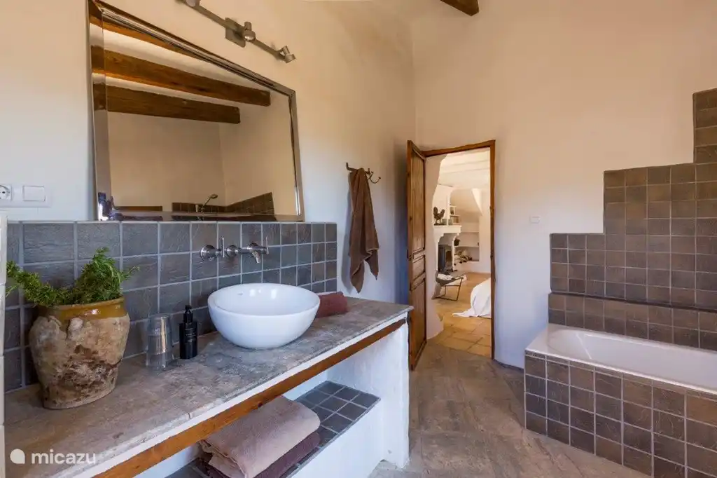 Badezimmer von der wohnung mit einem Blick in die Wohnzimmer von der wohnung