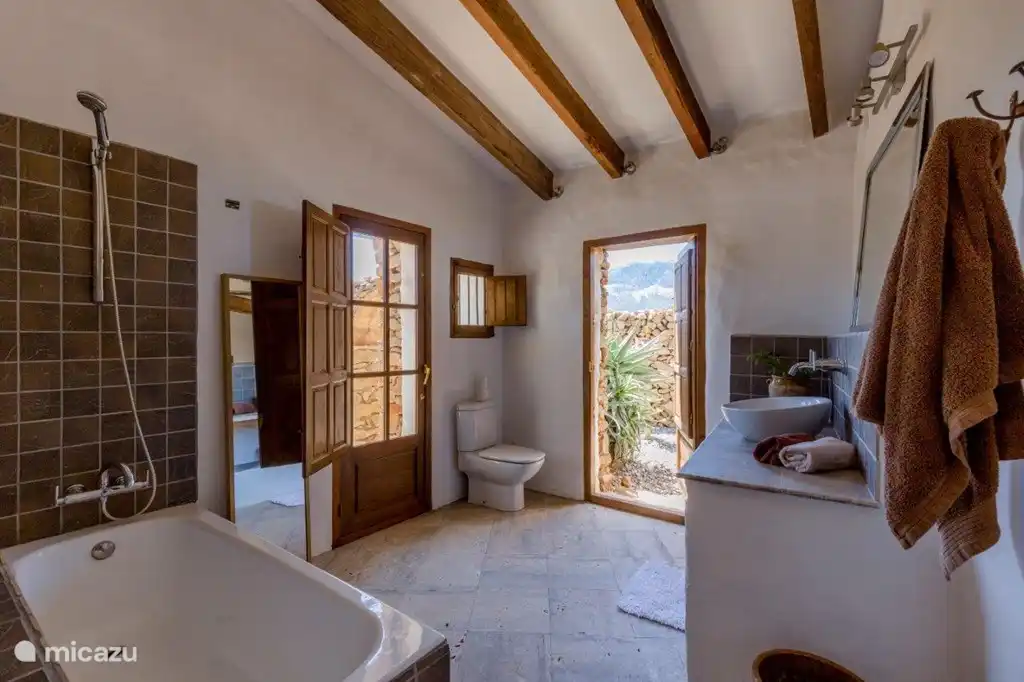 Badezimmer der Wohnung mit der Tür zu einem Innenhof an der Rückseite der Wohnung