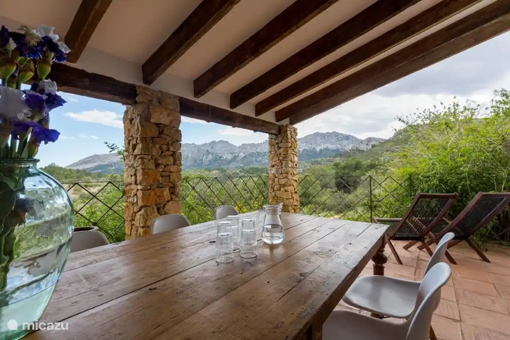 Blick auf den Gebirge (den Sierra de Bernia) von der Veranda an der Seite der Finca Iris