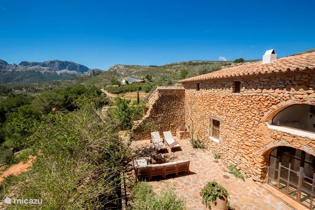 Blick auf den zentralen Patio zwischen Wohnung und Haus vom Balkon des Hauptschlafzimmers