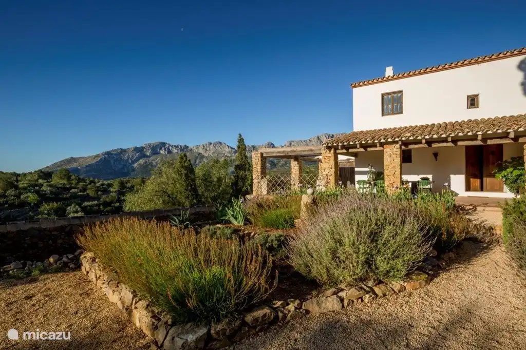 Fassade mit der Sierra de Bernia im Hintergrund