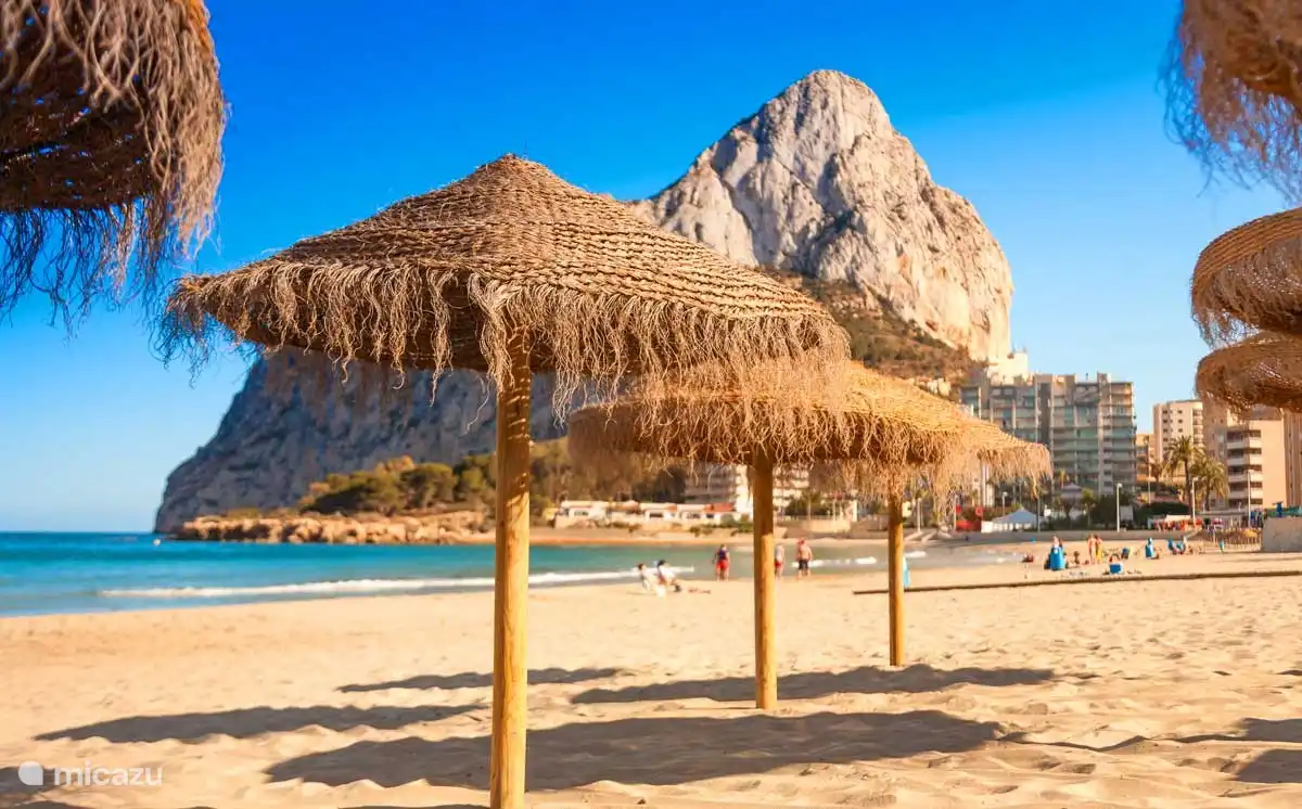 Die breiten Sandstrände in Calpe