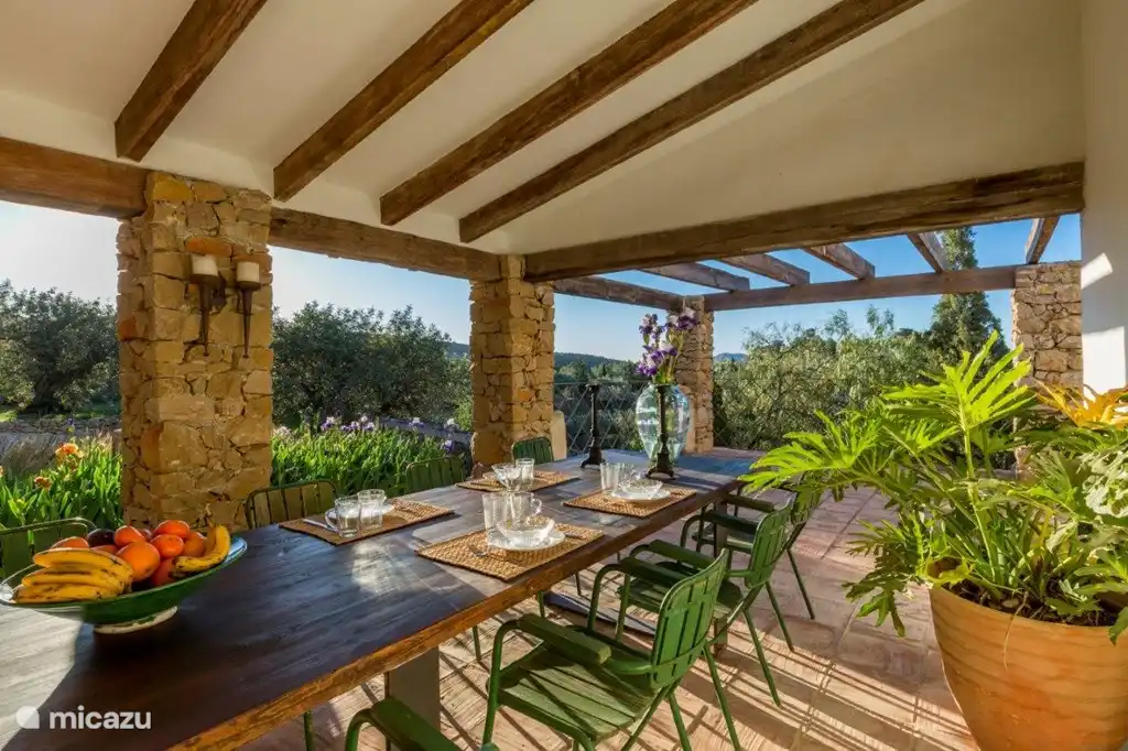 Entspannen Sie sich unter der Veranda vor dem Haus