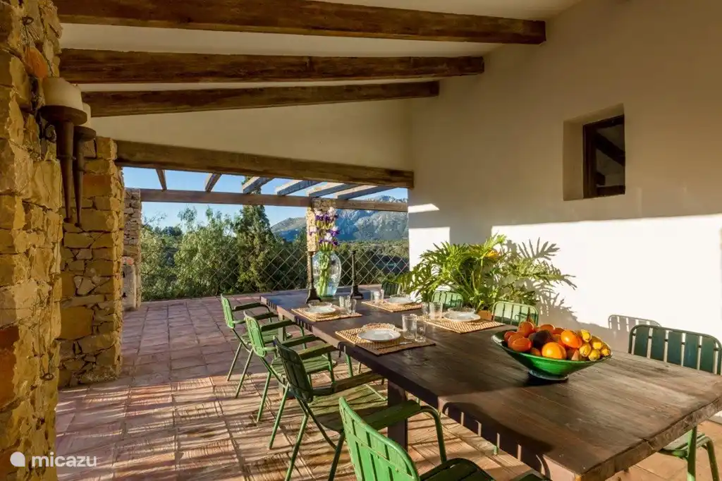 Geräumige Veranda mit herrlichem Blick auf den Garten und die Berge vor dem Haus