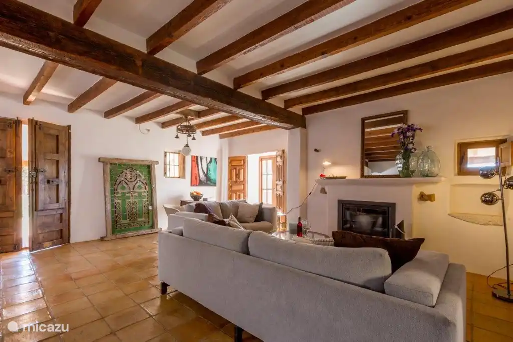 Sehr geräumiges Wohnzimmer mit handgeformten Terrakottafliesen und antiken Türen und Fensterläden