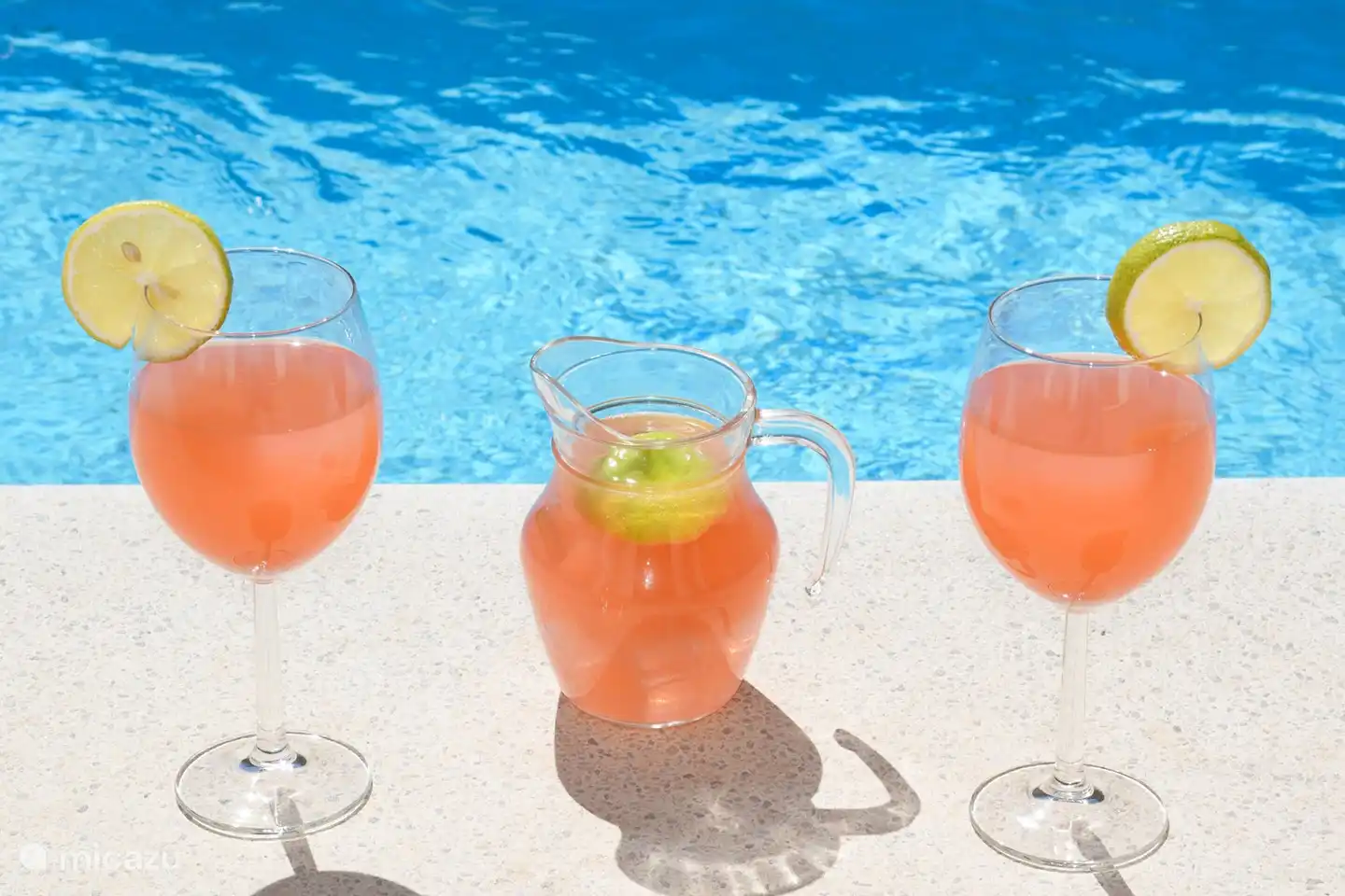 un bon moment de détente au bord de la piscine