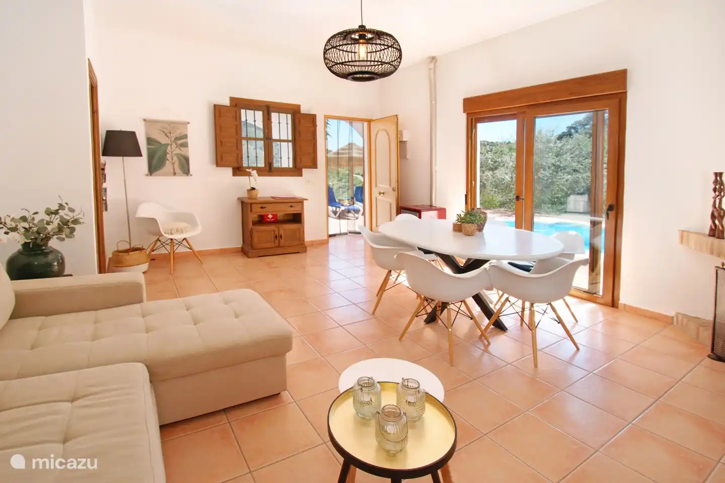 Salon/salle à manger chaleureux. avec accès direct aux terrasses.