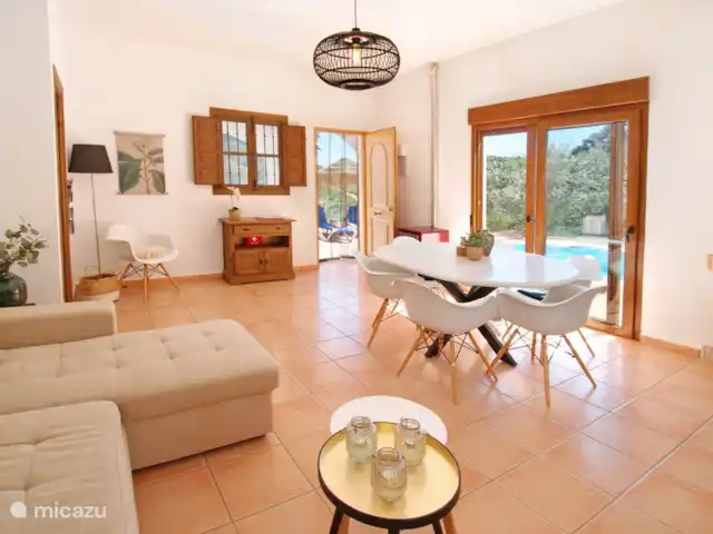 Villa Roblé | Espagne, Costa del Sol, Comares - maison de vacances Salon/salle à manger chaleureux. avec accès direct aux terrasses.