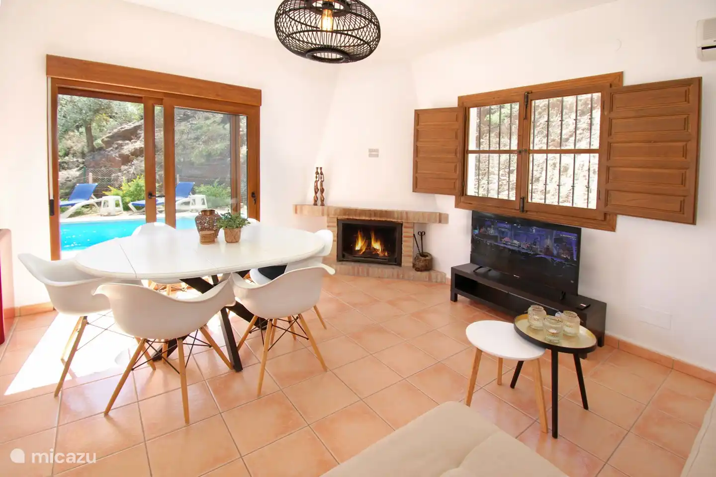 Salon/salle à manger avec cheminée et smart TV