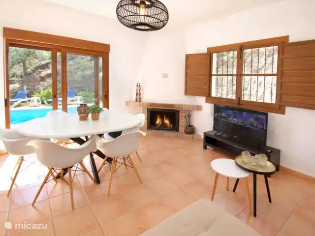 Villa Roblé | Espagne, Costa del Sol, Comares - maison de vacances Salon/salle à manger avec cheminée et smart TV