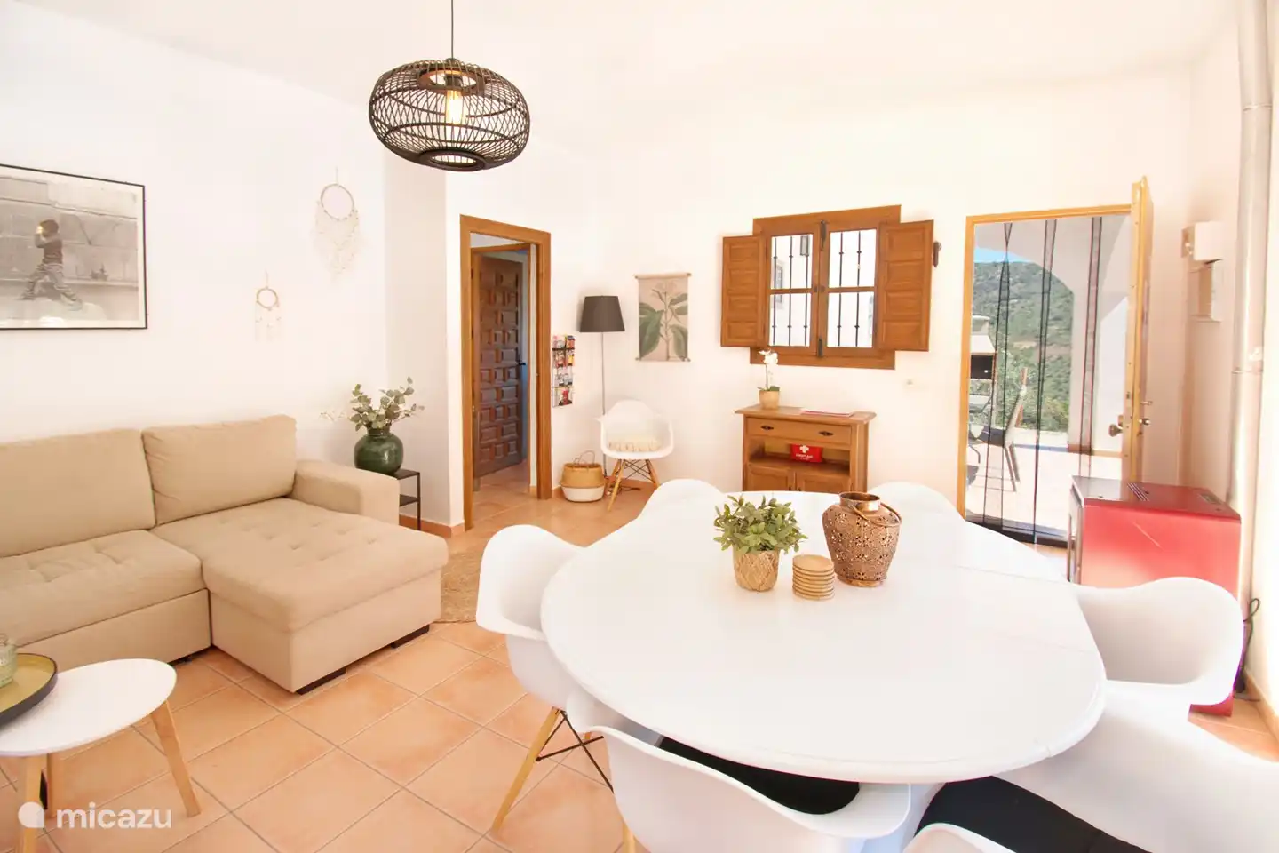 salle à manger très confortable donnant sur la piscine