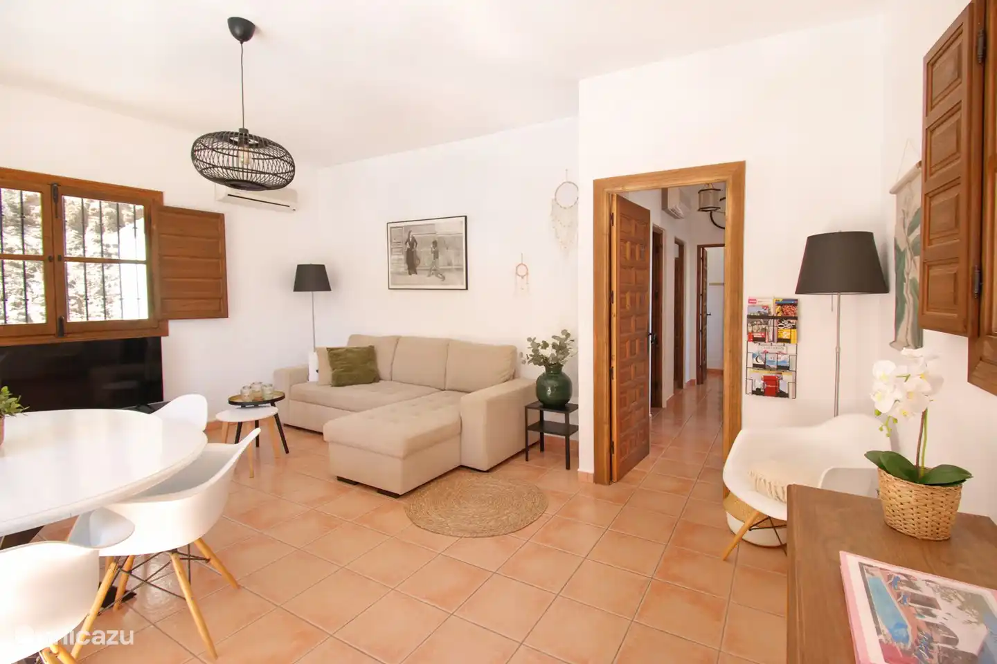 De la salle à manger accès aux chambres et à la cuisine