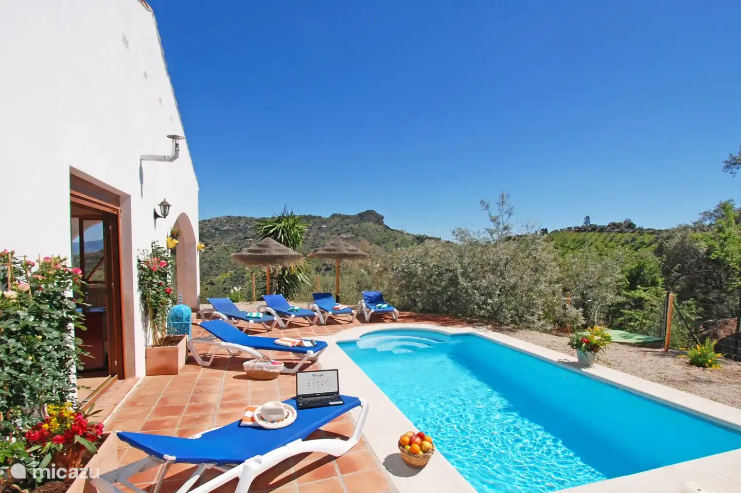 Belle piscine pouvant être chauffée en supplément, idéale pour se baigner le soir !