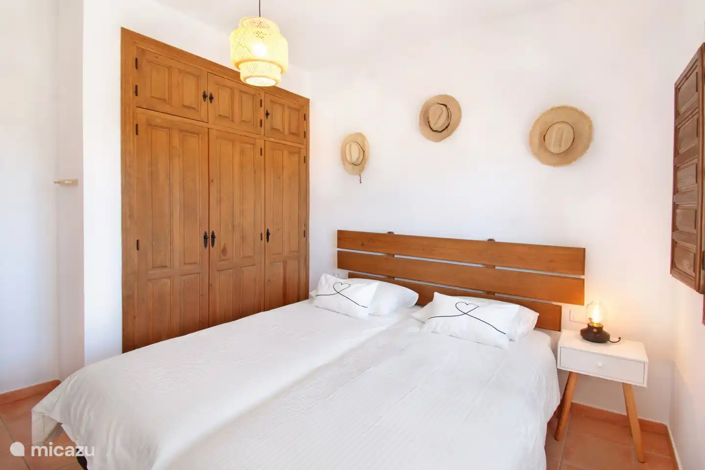 une autre chambre avec 2 lits doubles près de la pièce principale