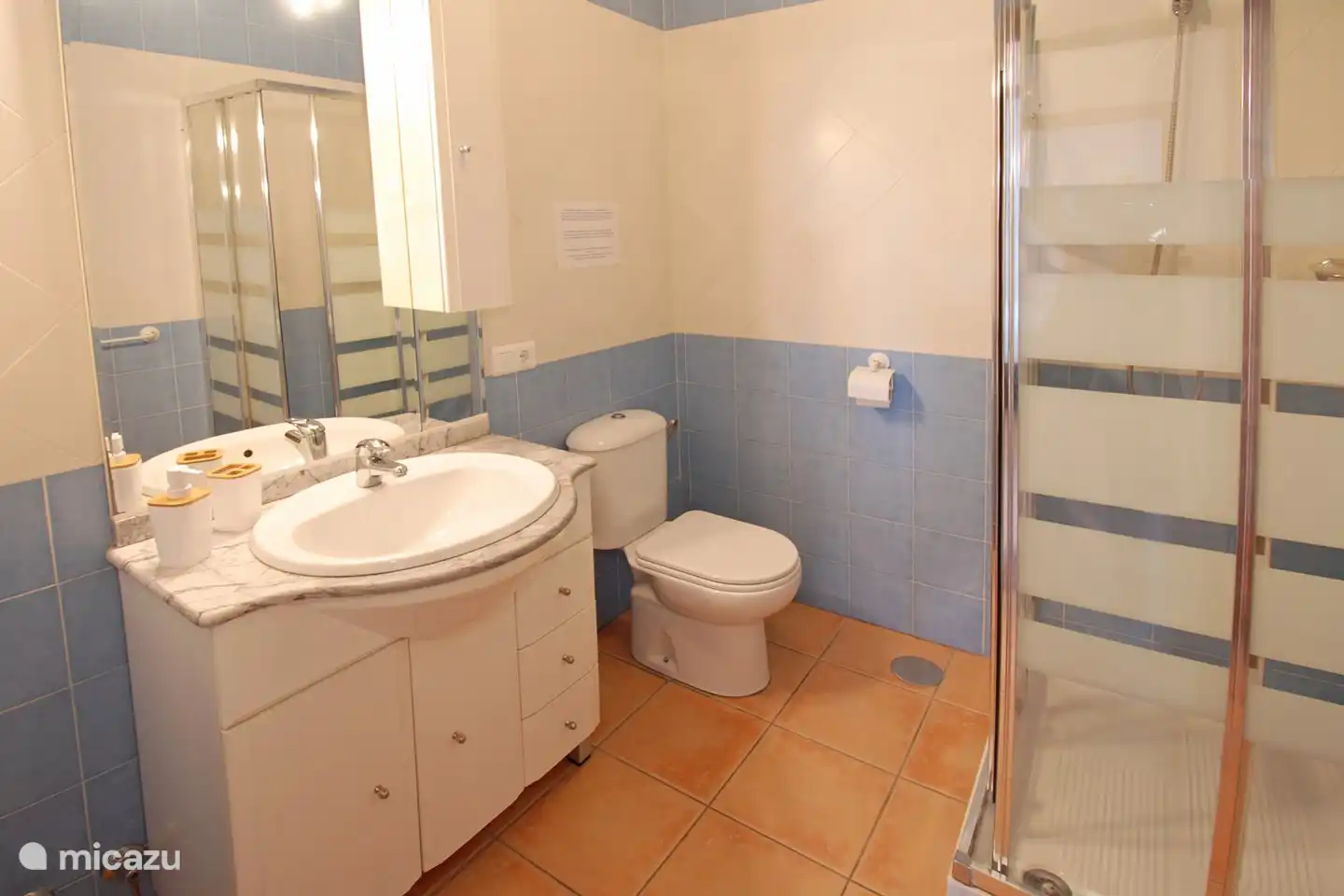 2ème salle de bain avec douche, lavabo et WC