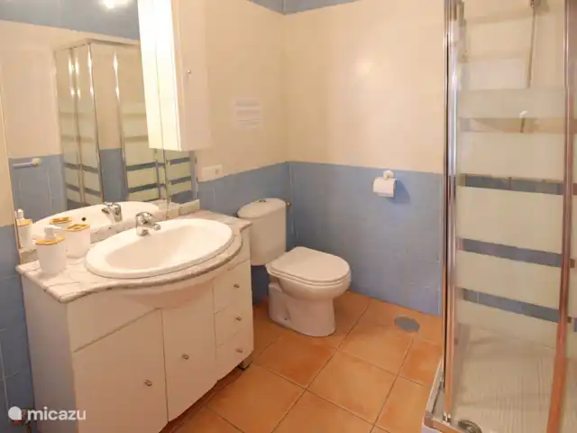Villa Roblé | Espagne, Costa del Sol, Comares - maison de vacances 2ème salle de bain avec douche, lavabo et WC