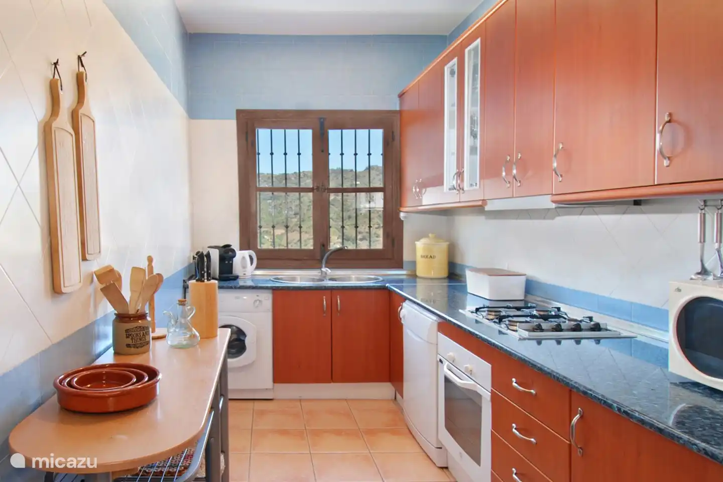 Belle cuisine entièrement équipée.