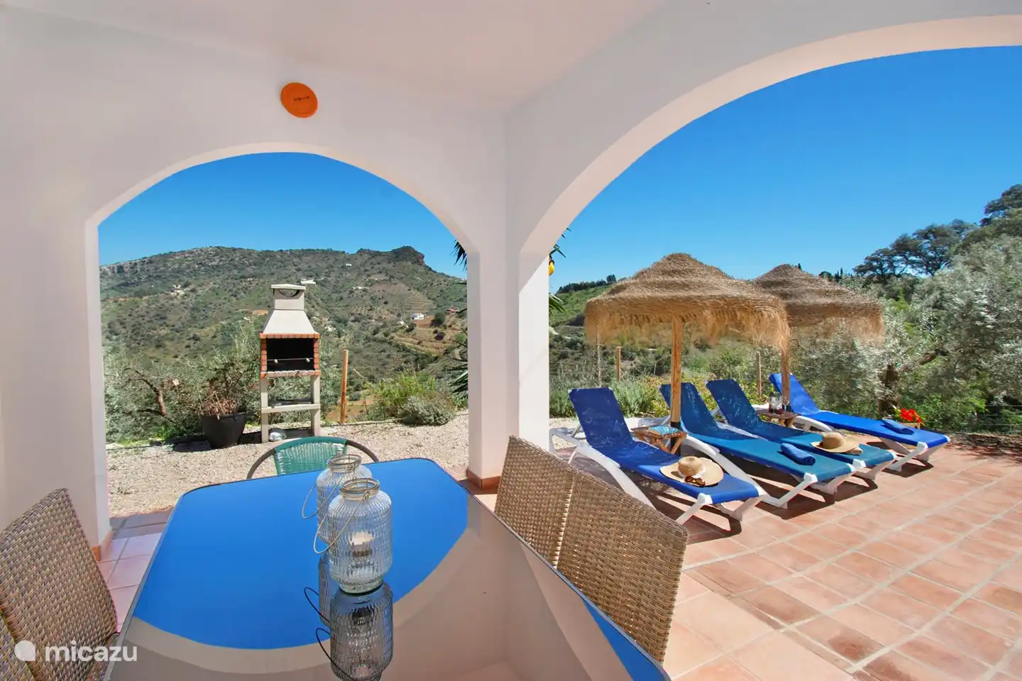 Barbecue à côté de la salle à manger extérieure.