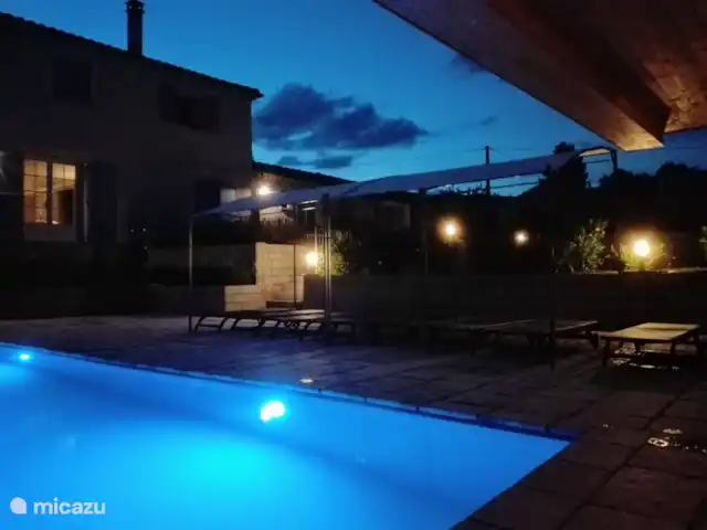 Le Mas de Vignal en Francia, Ardecha, Chambonas - villa piscina por la noche