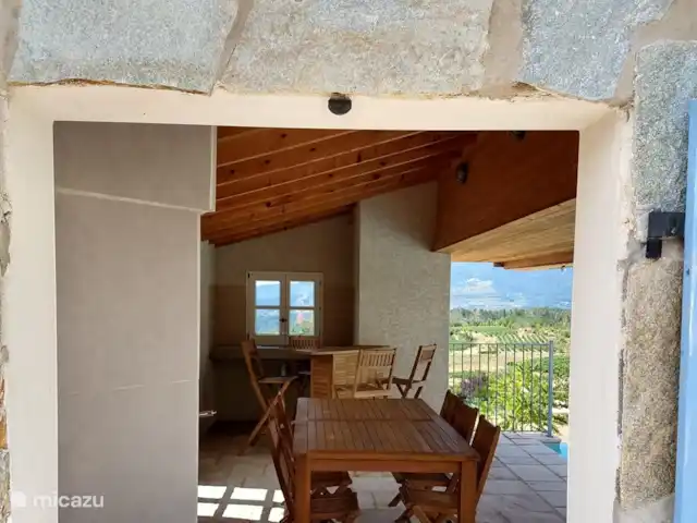 Le Mas de Vignal en Francia, Ardecha, Chambonas - villa Cocina al aire libre