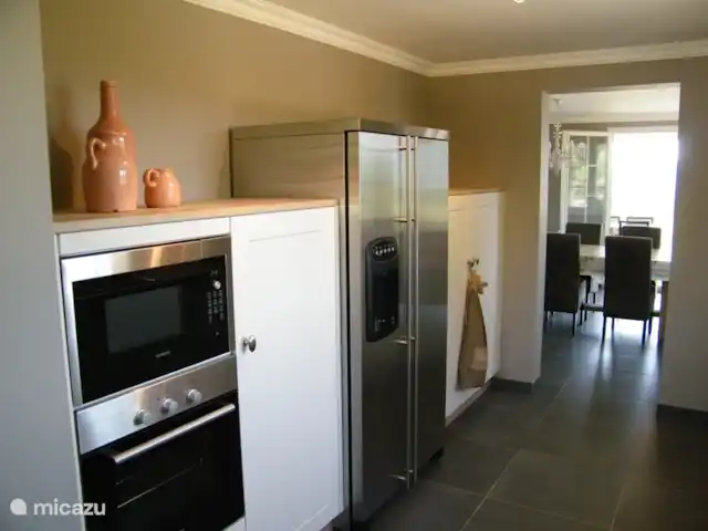 Le Mas de Vignal en Francia, Ardecha, Chambonas - villa cocina con nevera americana y picadora de hielo