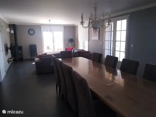 Le Mas de Vignal en Francia, Ardecha, Chambonas - villa La mesa de comedor se conecta a la acogedora sala de estar