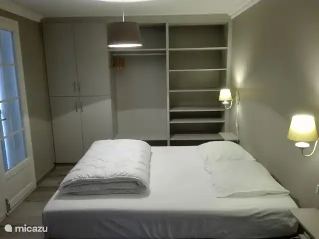 Le Mas de Vignal en Francia, Ardecha, Chambonas - villa Dormitorio 1 con suficientes armarios.