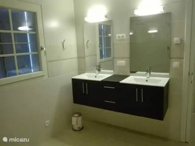Le Mas de Vignal en Francia, Ardecha, Chambonas - villa mueble de baño doble