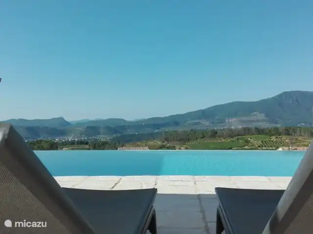 Le Mas de Vignal en Francia, Ardecha, Chambonas - villa piscina infinita con vista al valle