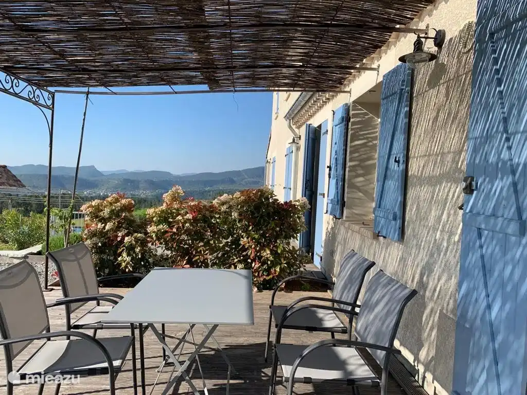 Terrassengîte mit Blick auf das Tal