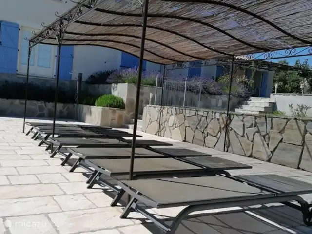 Le Mas de Vignal en Francia, Ardecha, Chambonas - villa terraza sombreada