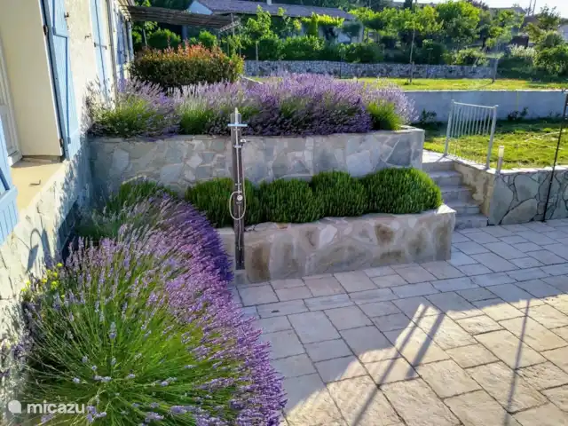 Le Mas de Vignal en Francia, Ardecha, Chambonas - villa ducha al aire libre
