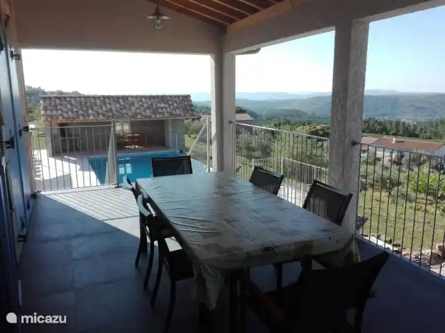 Le Mas de Vignal en Francia, Ardecha, Chambonas - villa gran terraza cubierta con vistas al valle y piscina