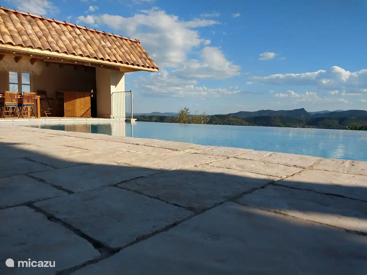 Sonnenbaden am Infinity-Pool