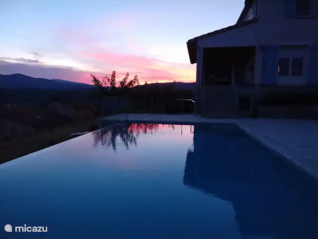 Le Mas de Vignal en Francia, Ardecha, Chambonas - villa ver al anochecer