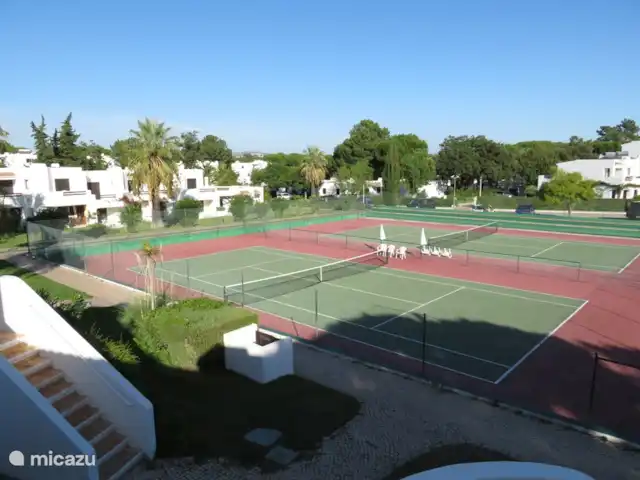 Location de Vacances Portugal, Algarve, Olhos De Agua, maison mitoyenne - Balaia Golf Village 369, El Dorado 4 terrains de tennis à disposition