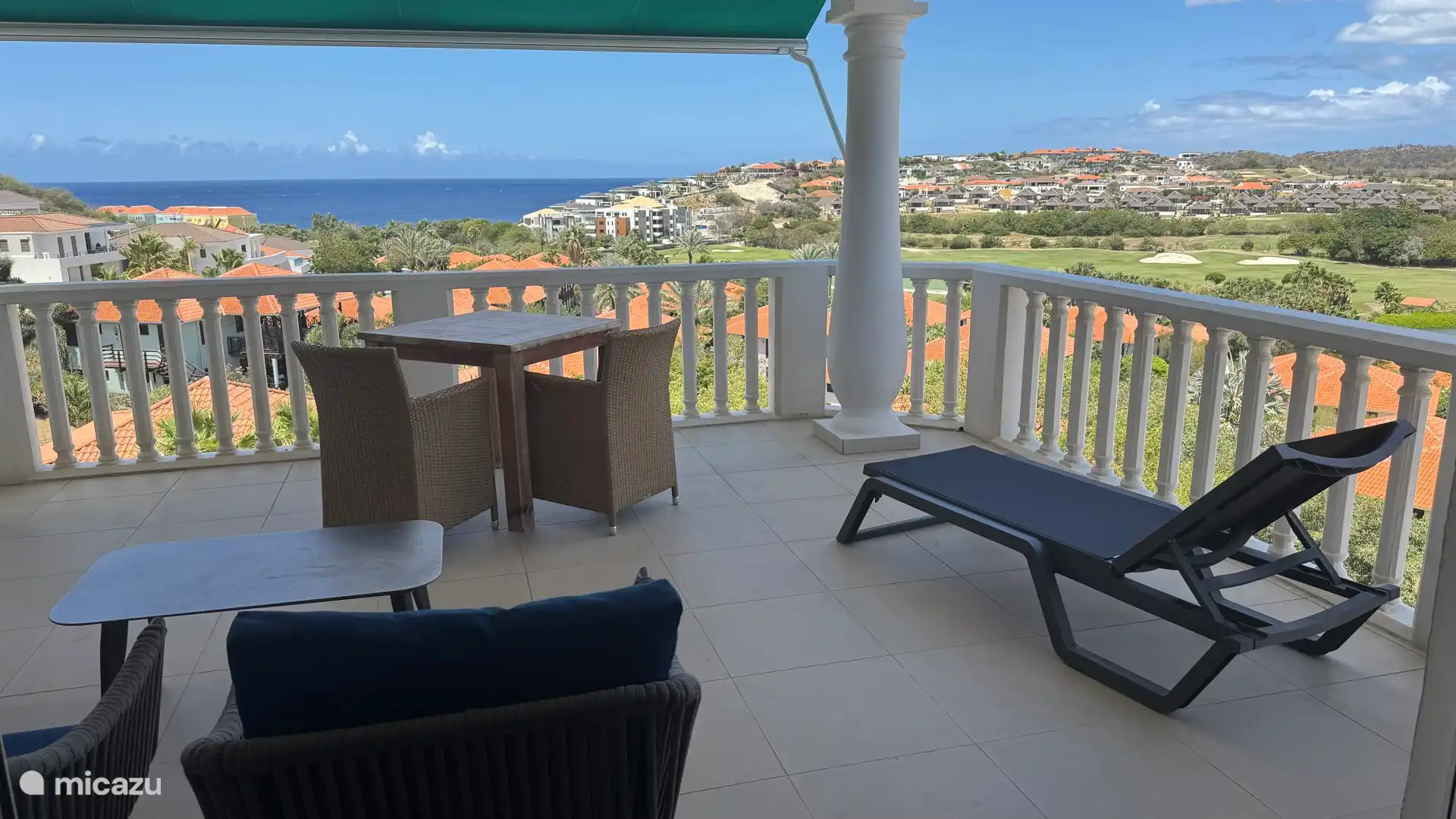 Terrasse, um jeden Tag die großartige Aussicht zu genießen. Sonnenschutz für Schatten und Deckenventilator 