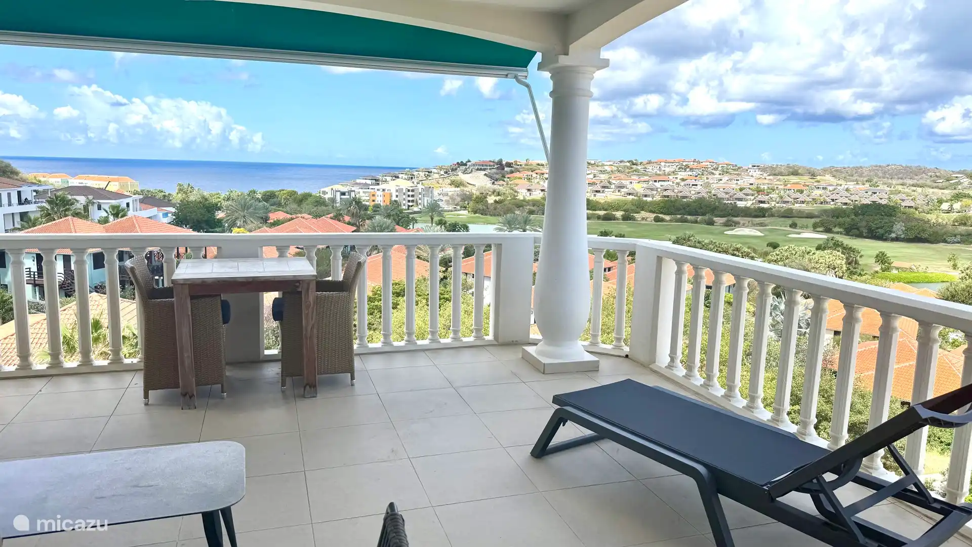 Heerlijk terras met zonnescherm en super uitzicht