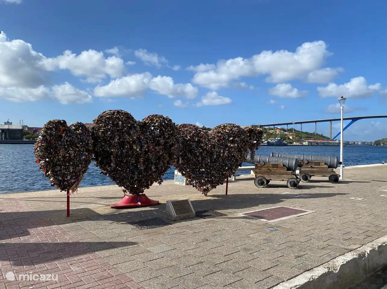 The trading quay at the pontoon bridge