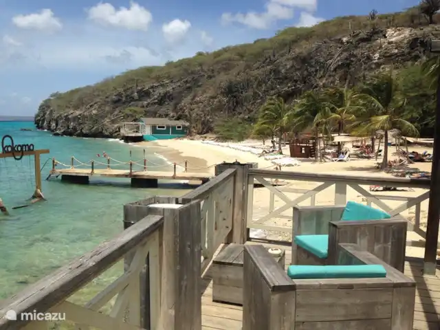 Blue Bay Happy Rest n ° 10 | Curaçao, Curaçao-Centre, Blue Bay - bungalow Kokomo Beach a un bon bar/restaurant avec de la musique live et des DJ le dimanche.