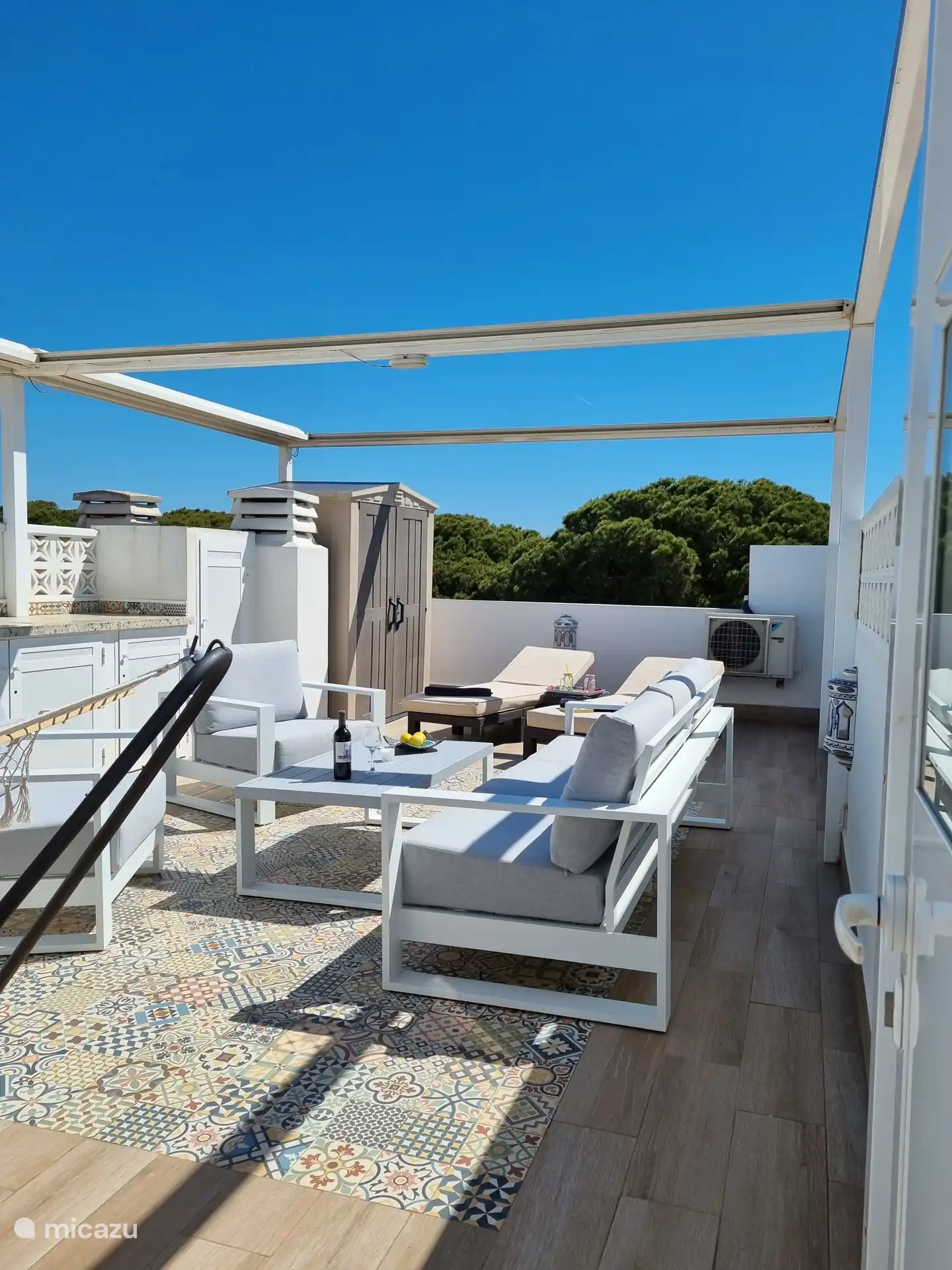 Wie schön ist es, auf der Dachterrasse zu entspannen! Eine Küche mit einem Kühlschrank, Markisen, einem luxuriösen Lounge-Set mit 2 Sonnenliegen und einer Hängematte ist ebenfalls vorhanden. Hier können Sie sich entspannen!  