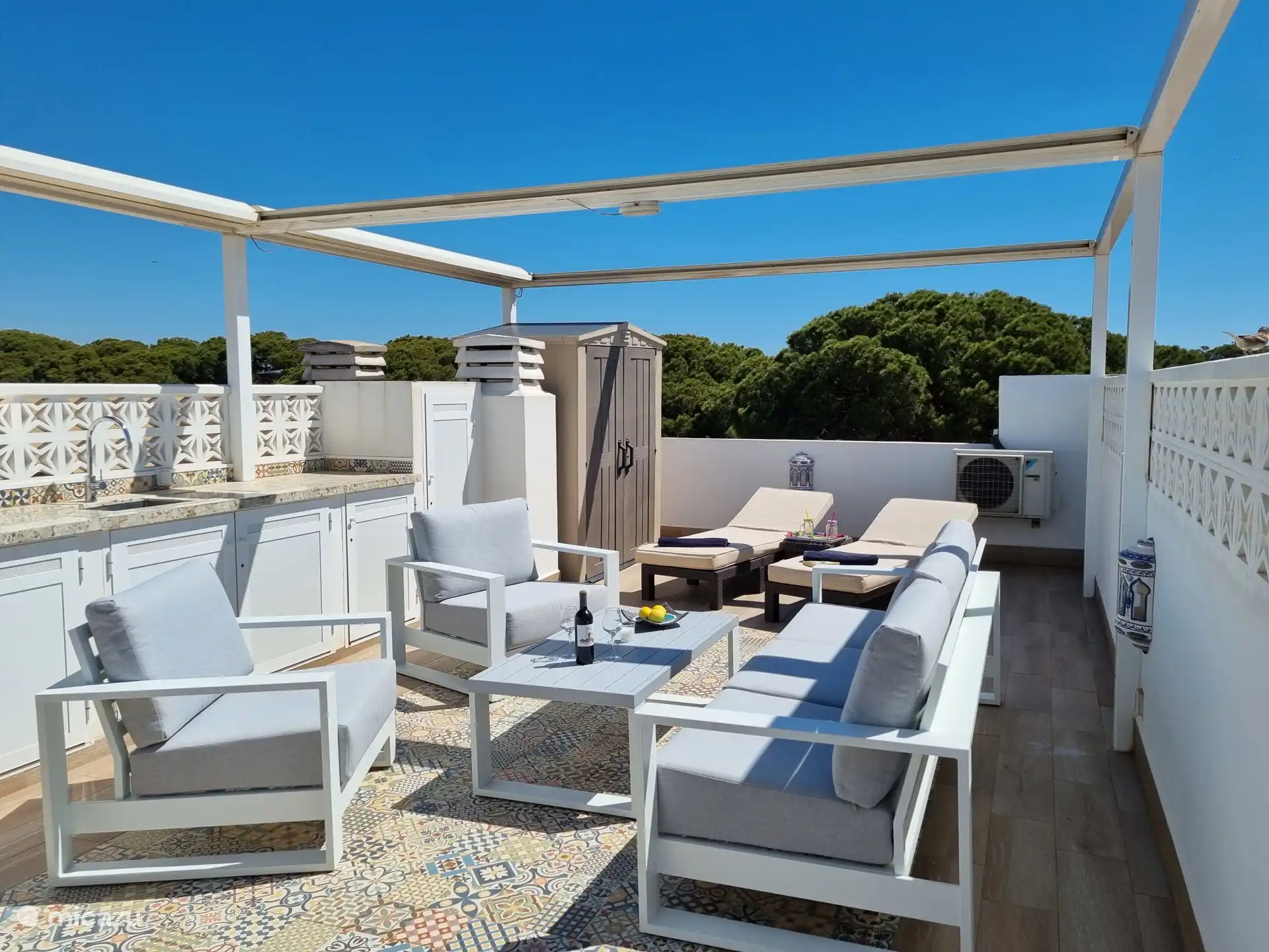 Wie schön ist es, auf der Dachterrasse zu entspannen! Eine Küche mit einem Kühlschrank, Markisen, einem luxuriösen Lounge-Set mit 2 Sonnenliegen und einer Hängematte ist ebenfalls vorhanden. Hier können Sie sich entspannen!  