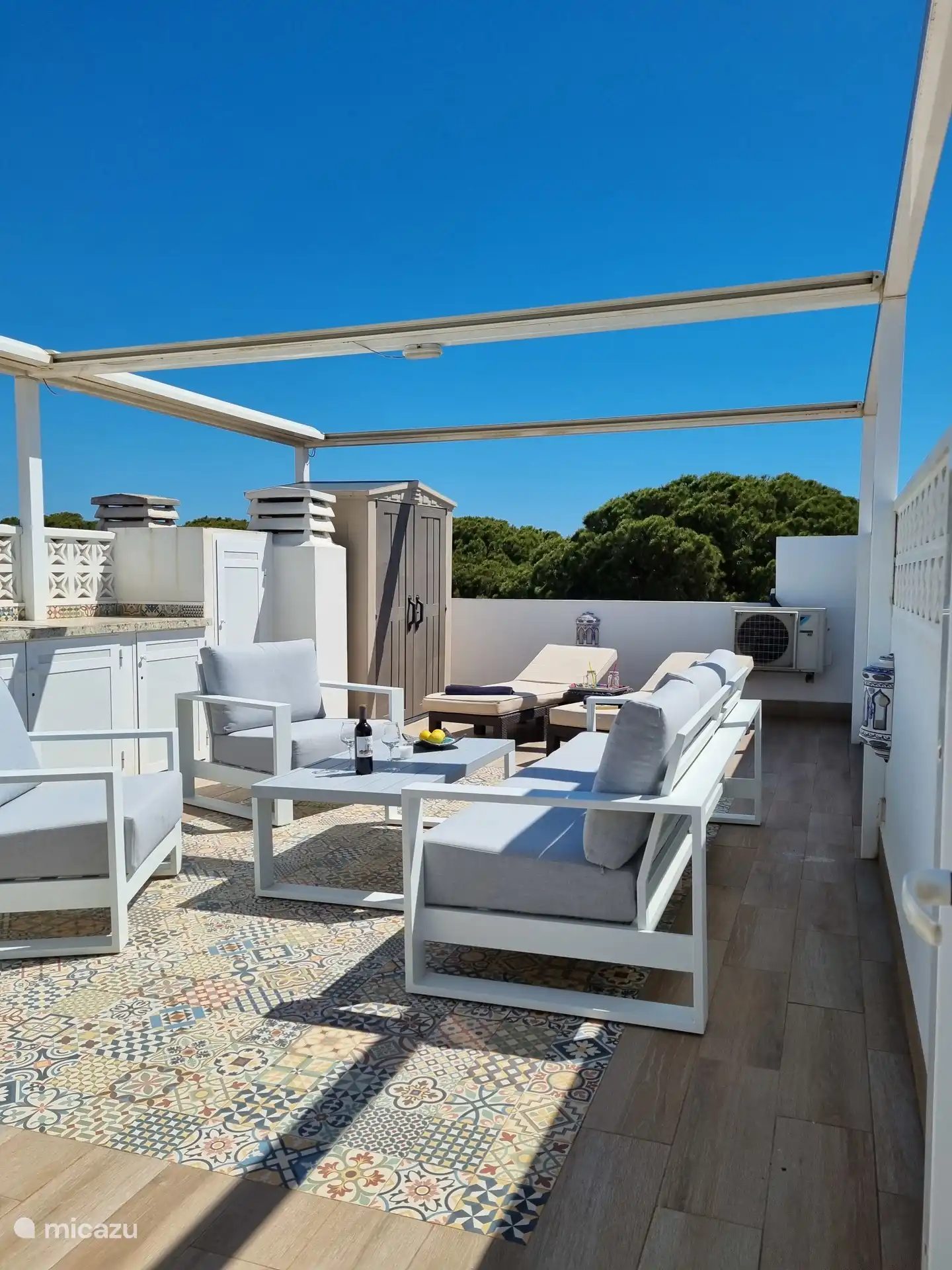 Wie schön ist es, auf der Dachterrasse zu entspannen! Eine Küche mit einem Kühlschrank, Markisen, einem luxuriösen Lounge-Set mit 2 Sonnenliegen und einer Hängematte ist ebenfalls vorhanden. Hier können Sie sich entspannen!  