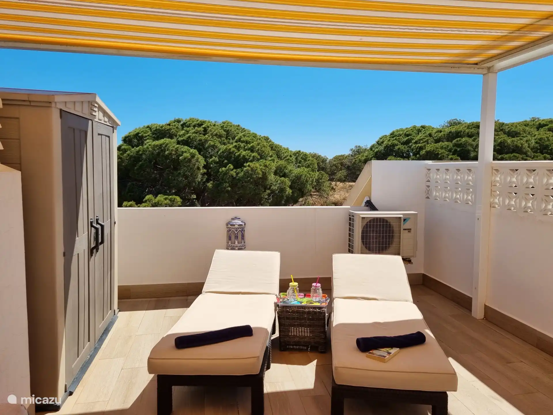 Wie schön ist es, auf der Dachterrasse zu entspannen! Eine Küche mit einem Kühlschrank, Markisen, einem luxuriösen Lounge-Set mit 2 Sonnenliegen und einer Hängematte ist ebenfalls vorhanden. Hier können Sie sich entspannen!  